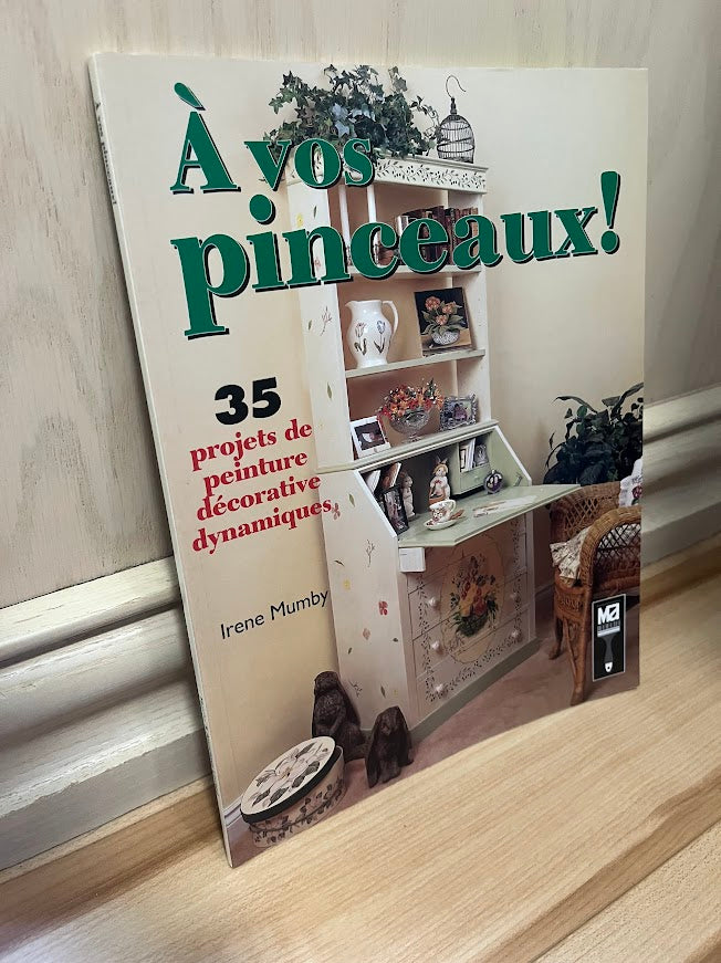 A Vos Pinceaux: 35 projets de peinture decorative dynamiques by Irene Mumby