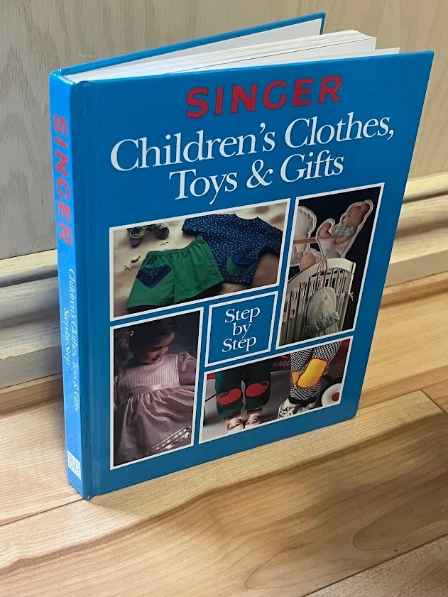 Singer: Sewing Children's Clothes, Toys and Gifts - Step-by-Step by the Editors of Cy DeCosse Incorporated